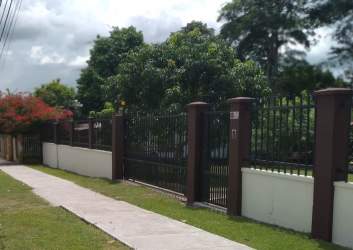 Large living dining area with tile floors, high ceiling in house Barrio Colón Panama