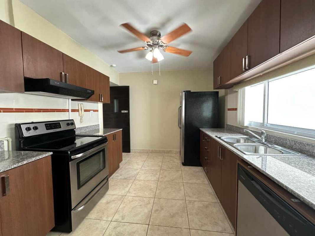 Master bedroom in PH Kubic featuring built-in closet, AC and city views, Bella Vista Panama