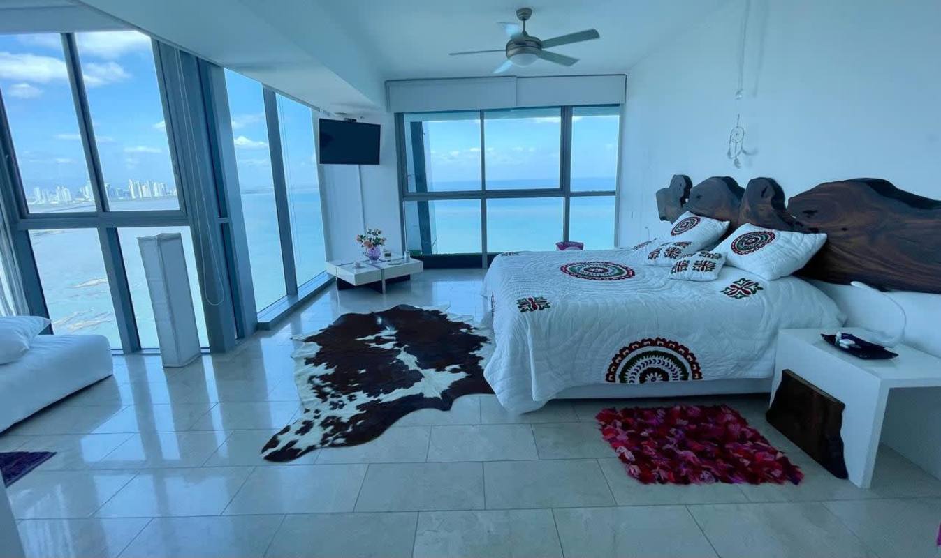 Dining table area with panoramic ocean view Punta Pacifica Grand Tower apartment