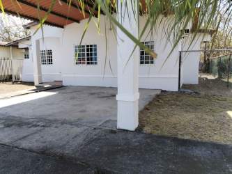 Single-level furnished house with covered parking and front terrace in Las Villas Penonomé