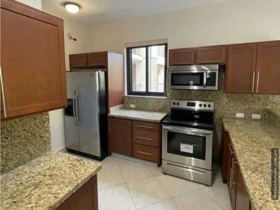 Bedroom with split AC and ample closet space in PH Embassy Gardens Clayton Panama