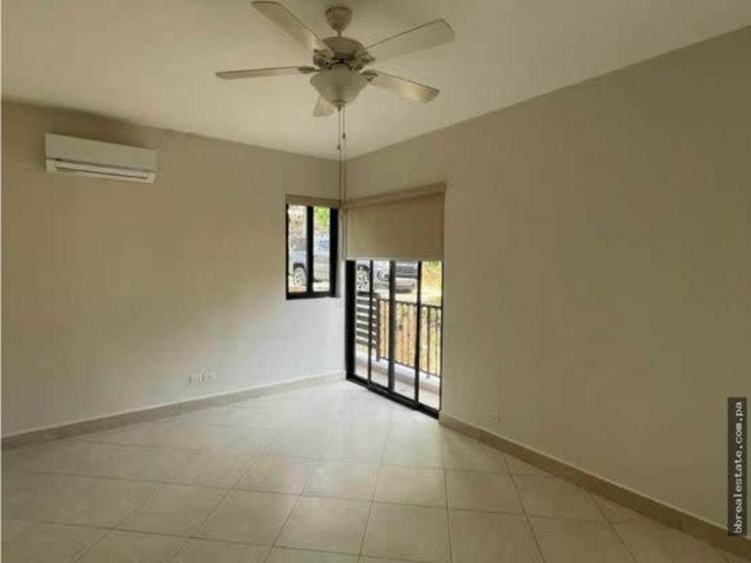 Bedroom featuring split AC and glass door to balcony at PH Embassy Gardens Clayton Panama