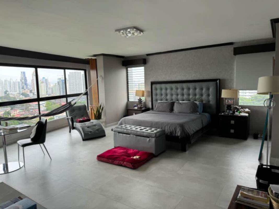 Large bedroom with floor-to-ceiling windows overlooking Panama City skyline PH Edificio Elite La Cresta