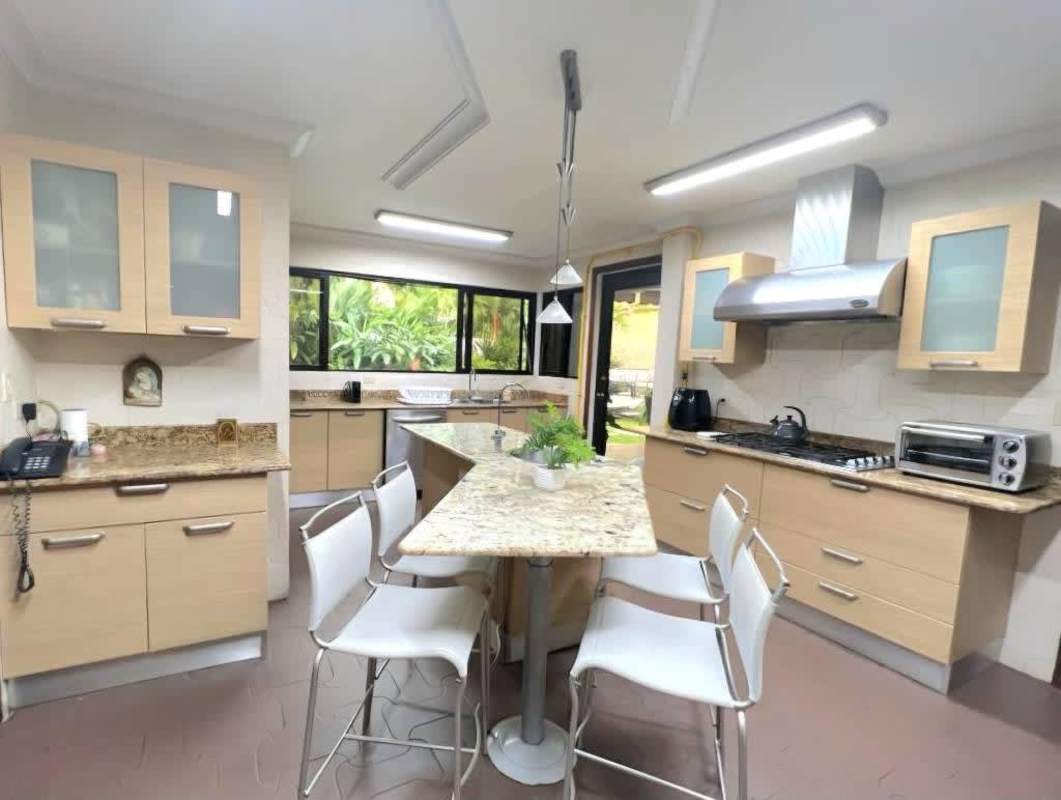 Luxury 4BR Remodeled Pool House in Costa Serena Costa del Este