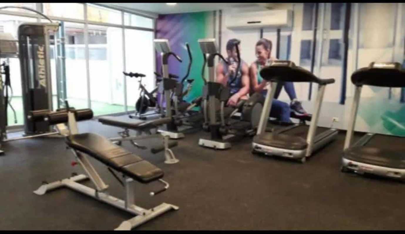 Rooftop swimming pool with lounge chairs and city skyline view in PH Coral Towers Panama