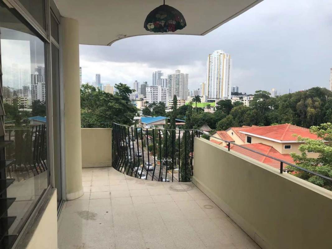 Large balcony overlooking Panama City skyline PH HC Bella Vista