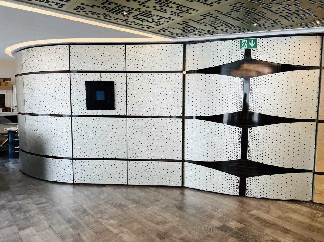 Spacious conference room with designer finishes in PH Oceanía Business Marbella Panama City