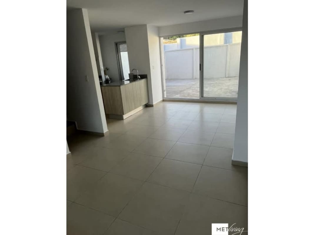Living dining space with patio access in townhouse Altos del Crisol Villa Lucre Panama City