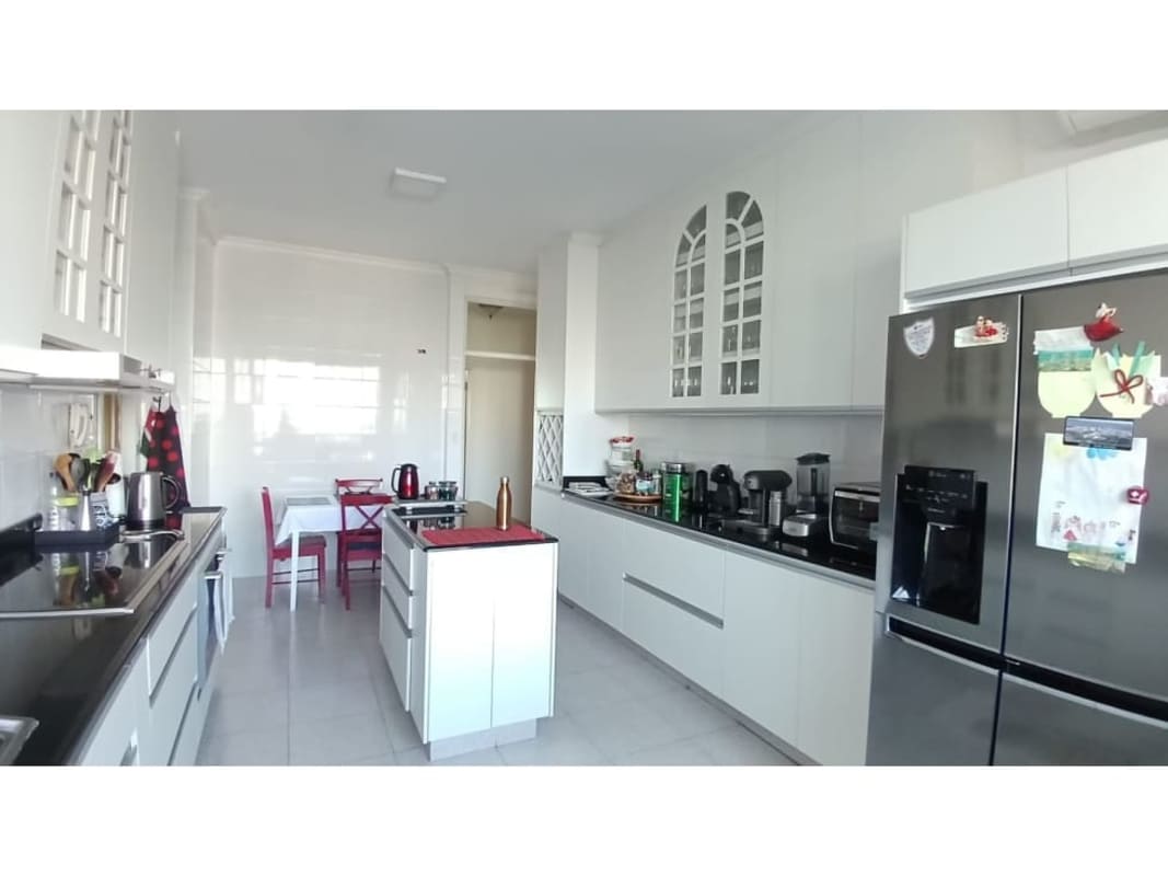 Spacious traditional dining room with chandelier in PH Vista Marina Avenida Balboa Panama City