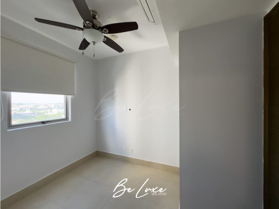 Second bedroom with large window, ample closet, panoramic city views at PH Green Garden Santa María Panama