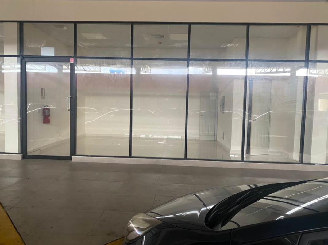 Empty glass front commercial space with tiled floor for rent in Plaza La Onda Panama City