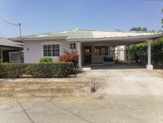 Outdoor wash station and laundry area in single-family house Chitre Panama for sale