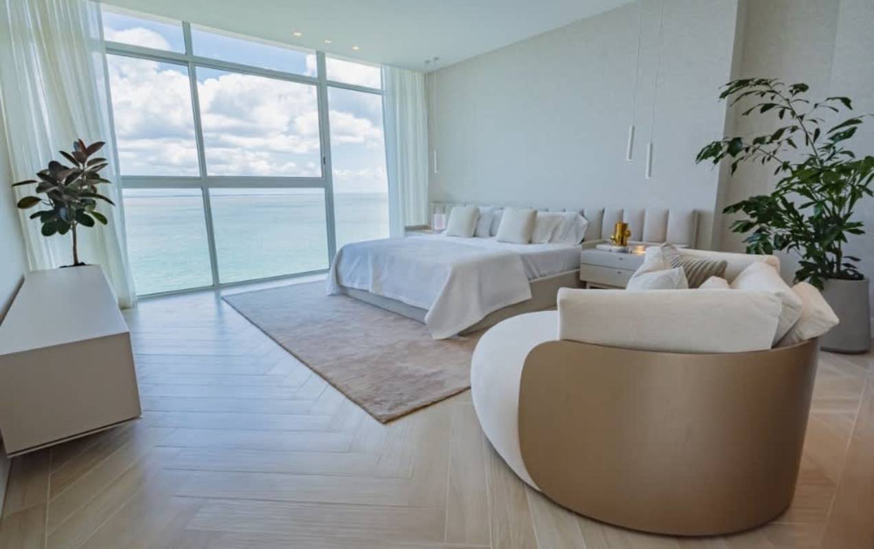 Spacious bedroom with ocean view, natural light, modern decor in PH Almar Ocean Reef Panama