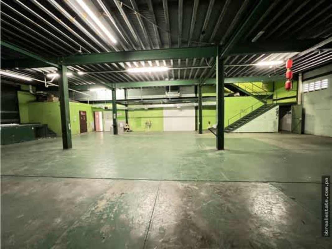 Warehouse with mezzanine and open floor plan in commercial building Panama City