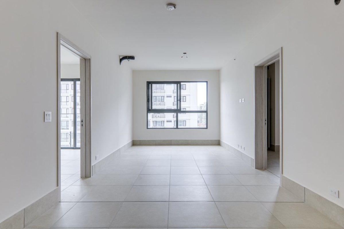Bright modern living room with floor-to-ceiling windows and golf view balcony in Ocean House Panama