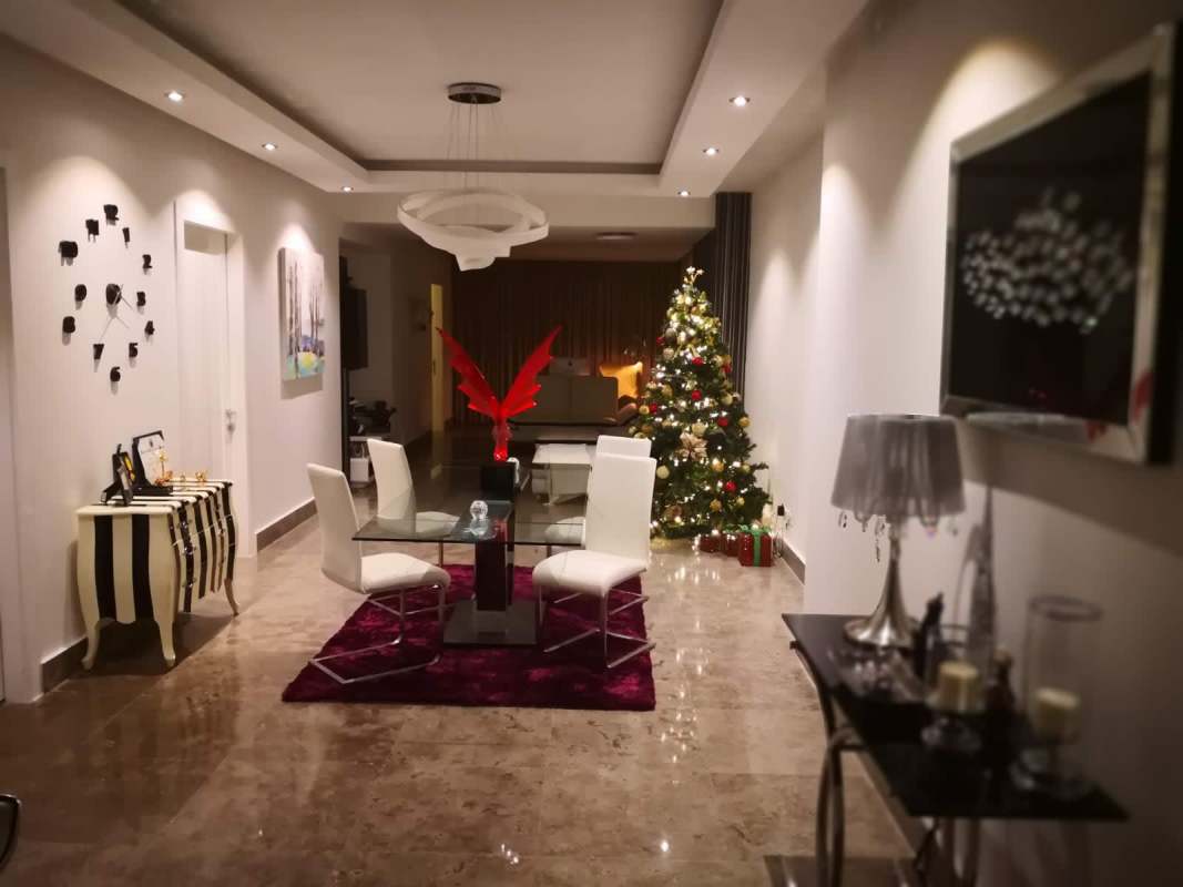 Contemporary dining setup marble floors glass table PH Yoo Panama Avenida Balboa condo