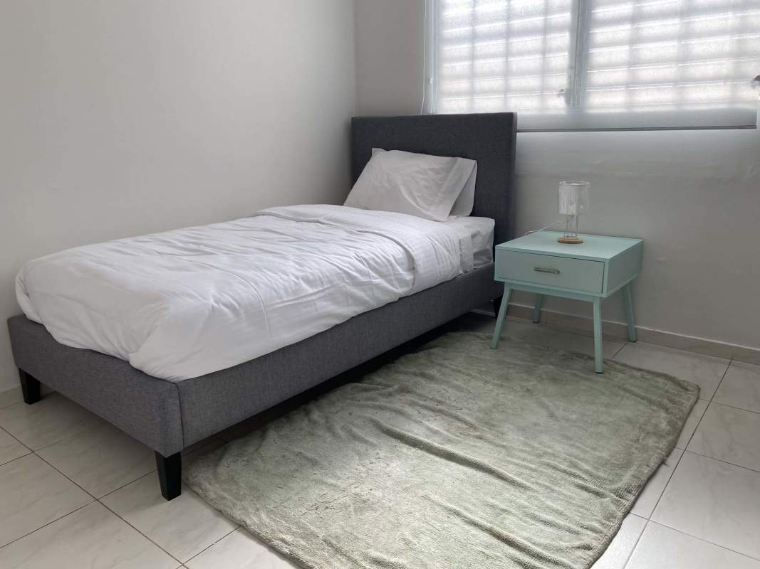 Minimalist bedroom with light decor in Don Bosco Mediterráneo furnished house