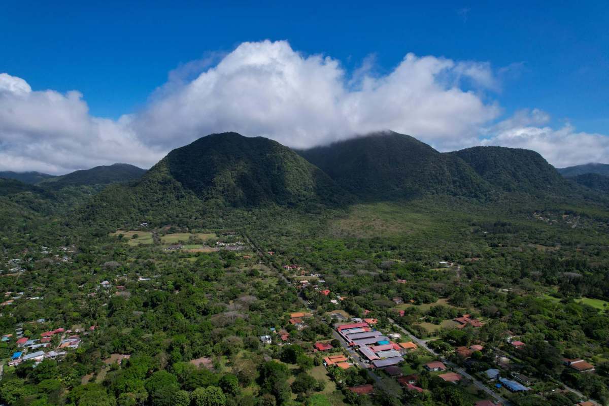 18,600m² Mountain Farm Land with Riverfront El Valle de Antón