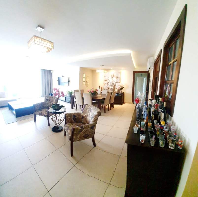 Bright guest bedroom with AC and closet in PH Parkside Costa del Este