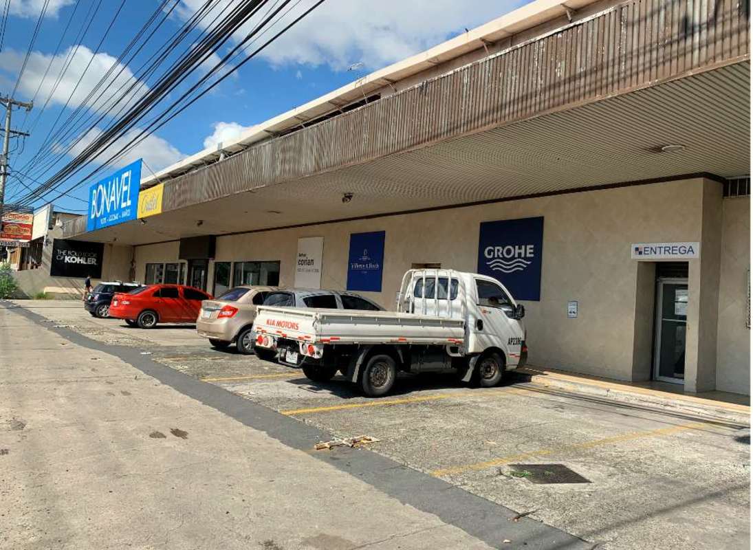 Commercial Plaza with Warehouse & Parking Parque Lefevre