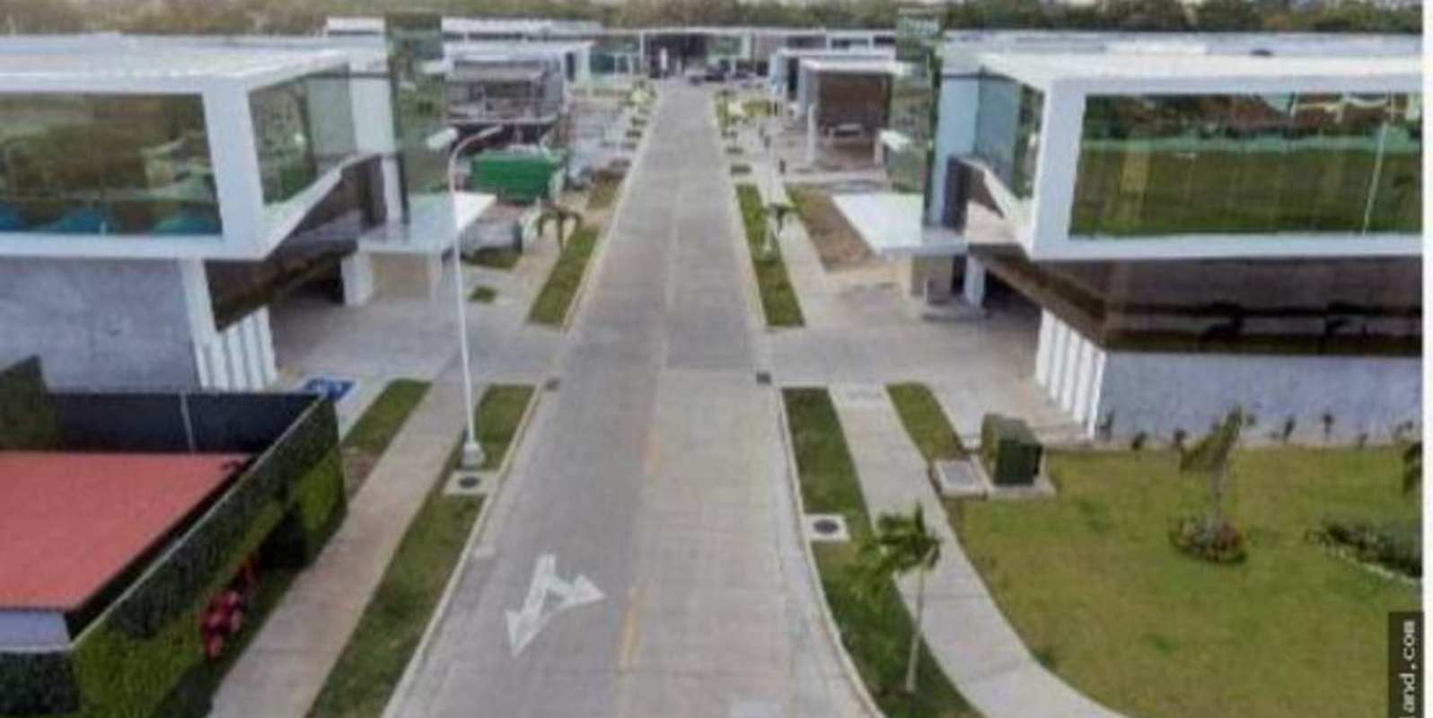 Ground view of 985m2 vacant lot ready for construction inside commercial complex near Via Cincuentenario