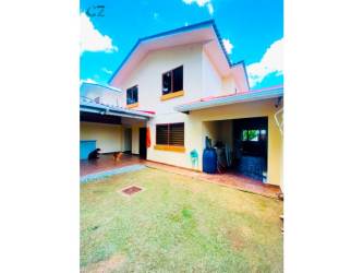 Bathroom with tiled walls, vanity, and modern fixtures in Nuevo Arraiján house