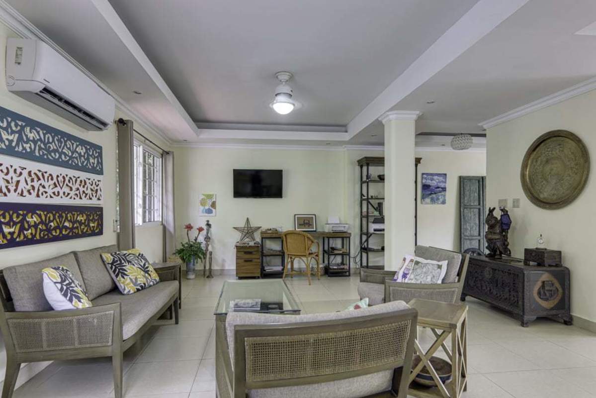 Three-Story 3BR House with Terraces & Garden in Albrook Panama