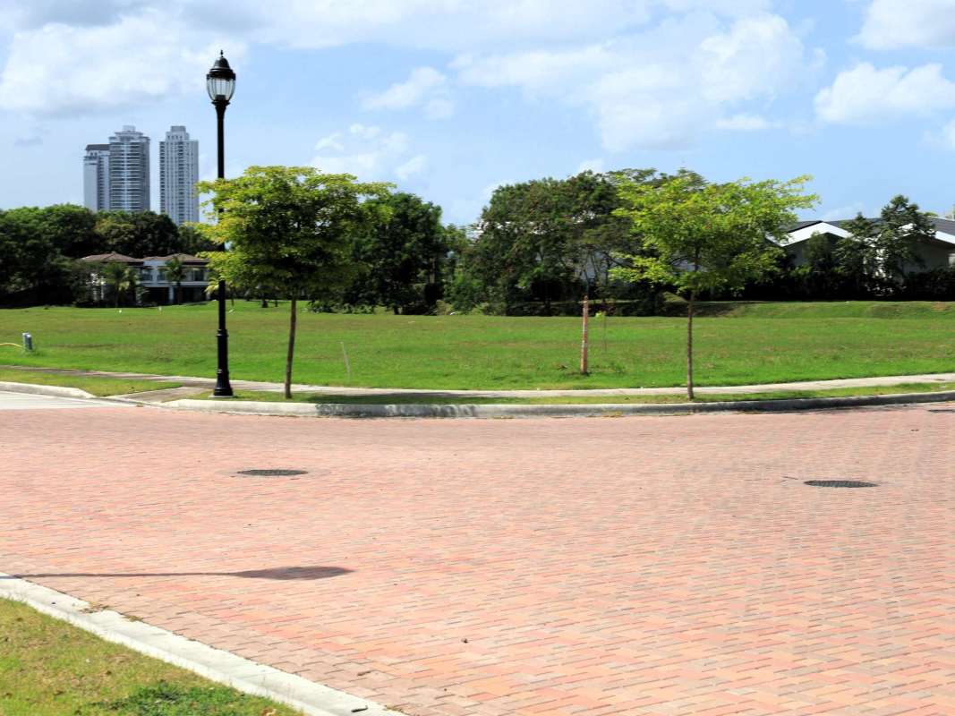 Wide streets with palm trees and landscaped walking areas in Santa María
