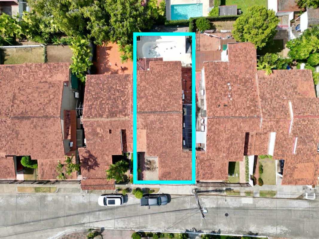 Spacious split-level living room in duplex with tiled floors and AC in Dos Mares Panama City