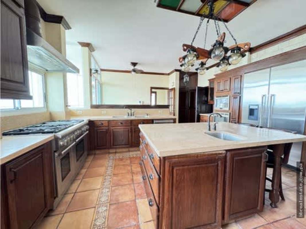 Infinity rooftop swimming pool with stunning skyline views at PH Vista Park in El Carmen Panama City