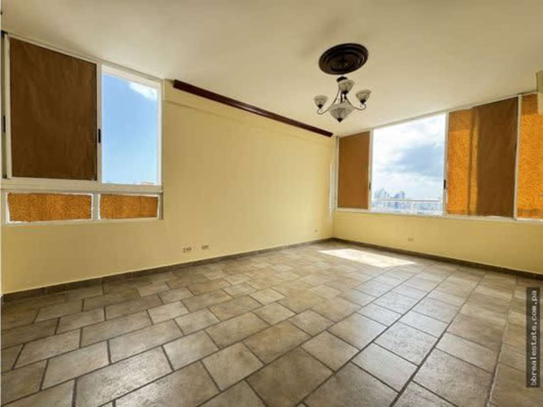 Luxurious master bath with large bathtub, walk-in closet, marble floors at PH Vista Park El Carmen Panama