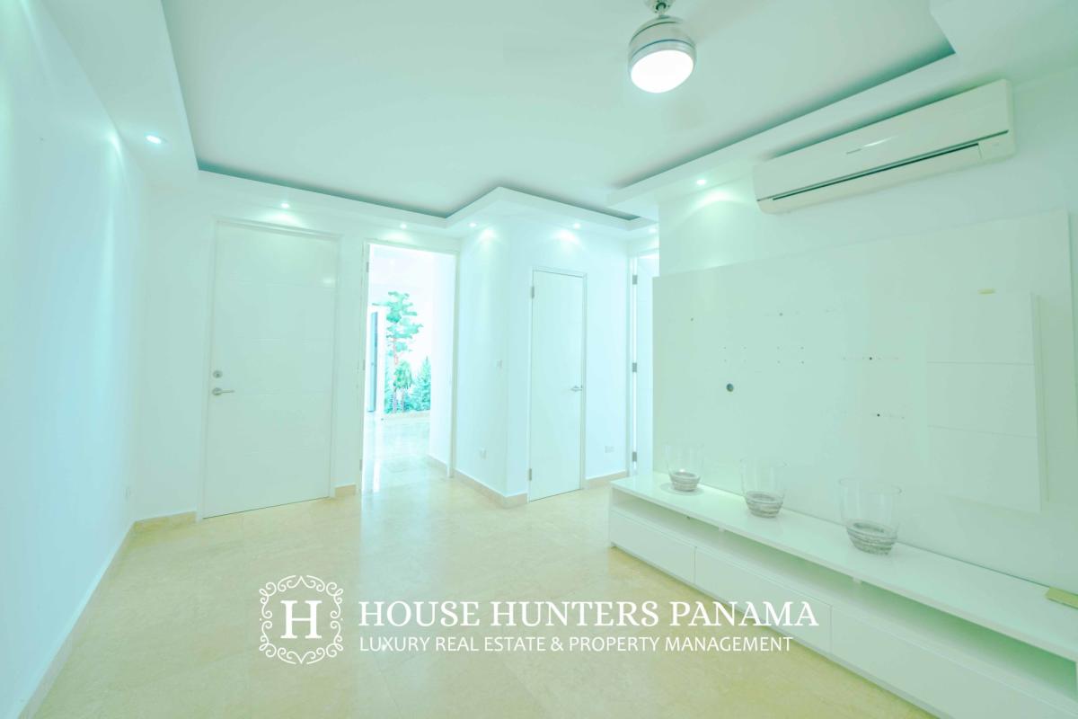 Bright master bedroom with panoramic ocean view balcony PH Pearl at the Sea Costa del Este Panama