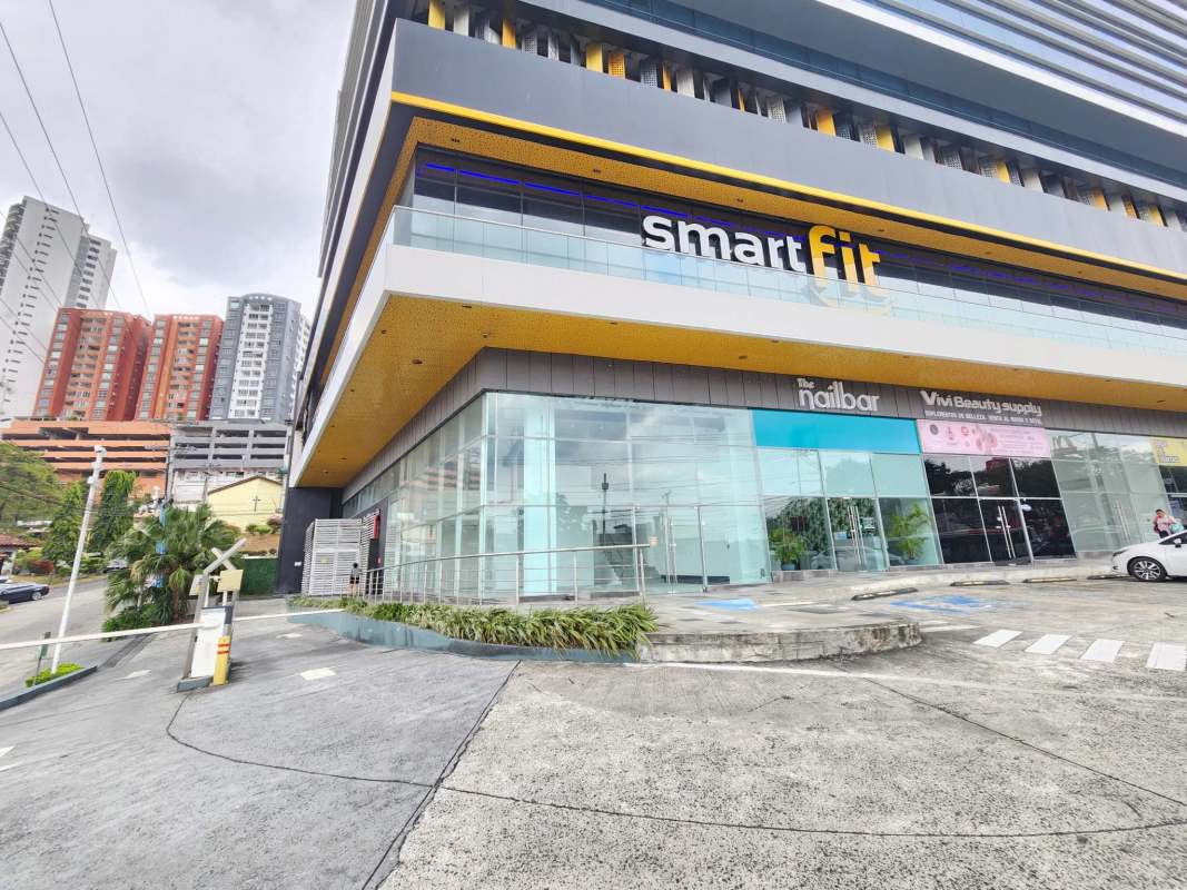 Interior commercial space with mezzanine potential and floor-to-ceiling windows El Dorado Panama
