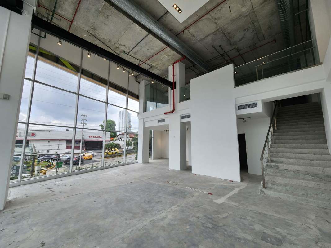Industrial-style unfinished commercial space with exposed ducts and concrete flooring in Panama City