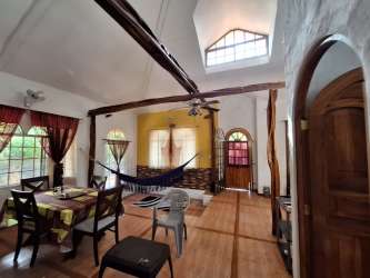 Rustic kitchen with vaulted ceiling, natural light, wood cabinets Penonomé home