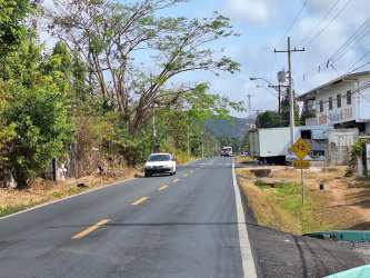 Covered terrace overlooking garden large lot Penonomé house sale