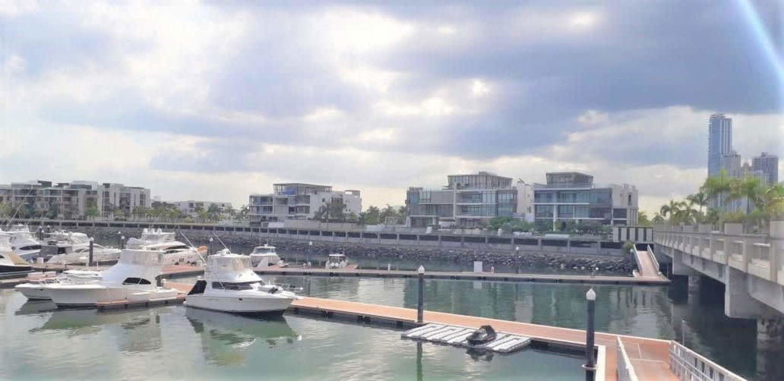 Rooftop infinity pool with panoramic views of marina and Panama City skyline PH Montecarlo Ocean Reef Islands