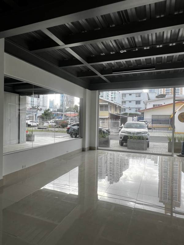 Large storefront windows facing busy street at Plaza Level 37 San Francisco Panama City