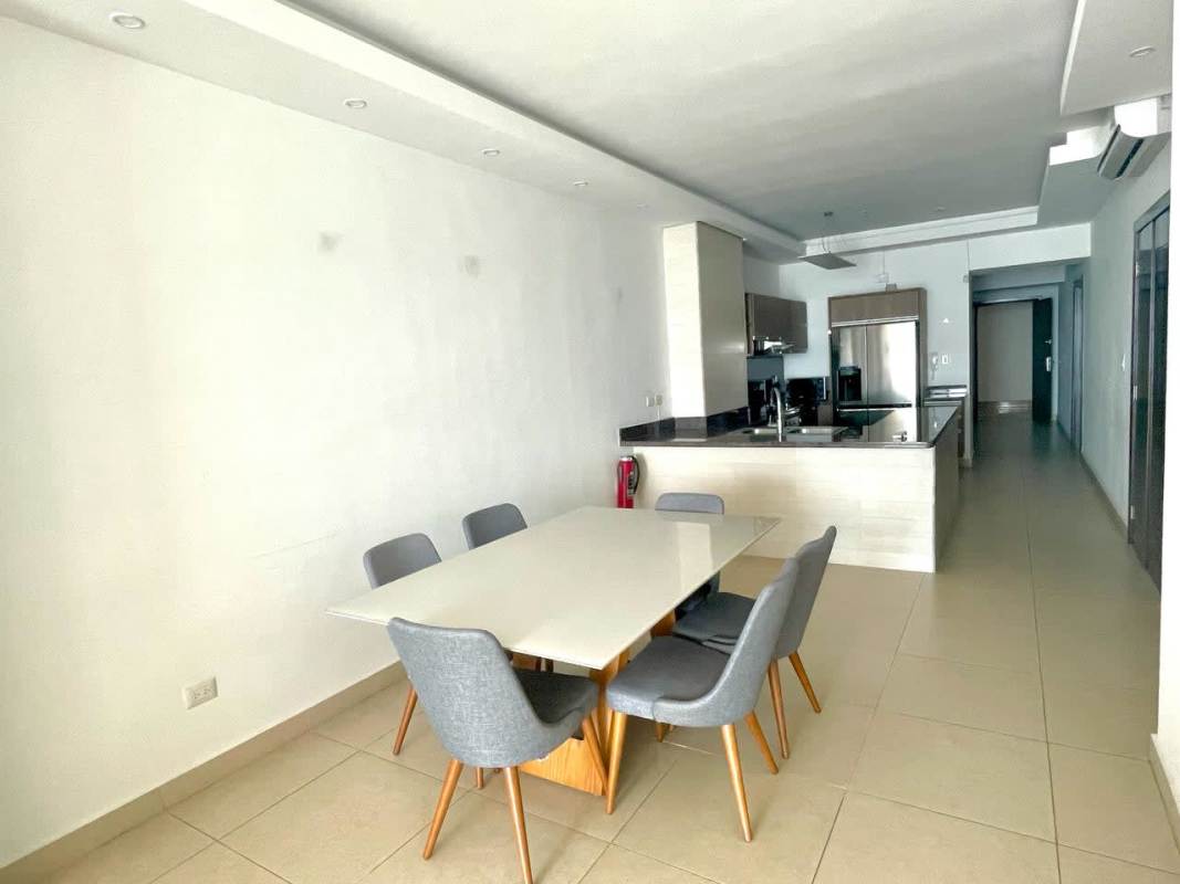 Spacious master bedroom with ensuite bathroom and city views at Rivage Tower Avenida Balboa