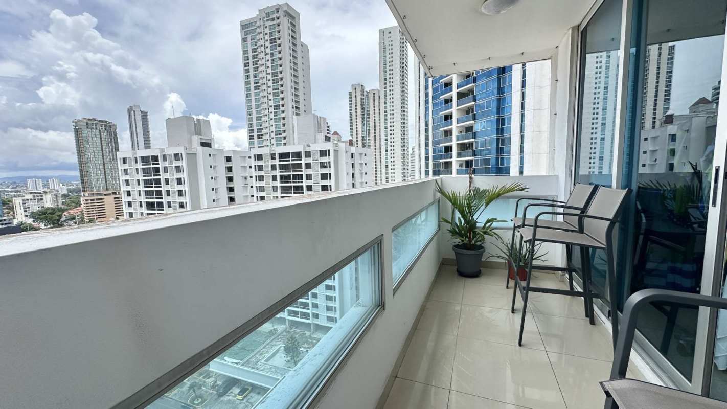 Large master bedroom with walk-in closet and private bathroom at PH Grecia Panama City