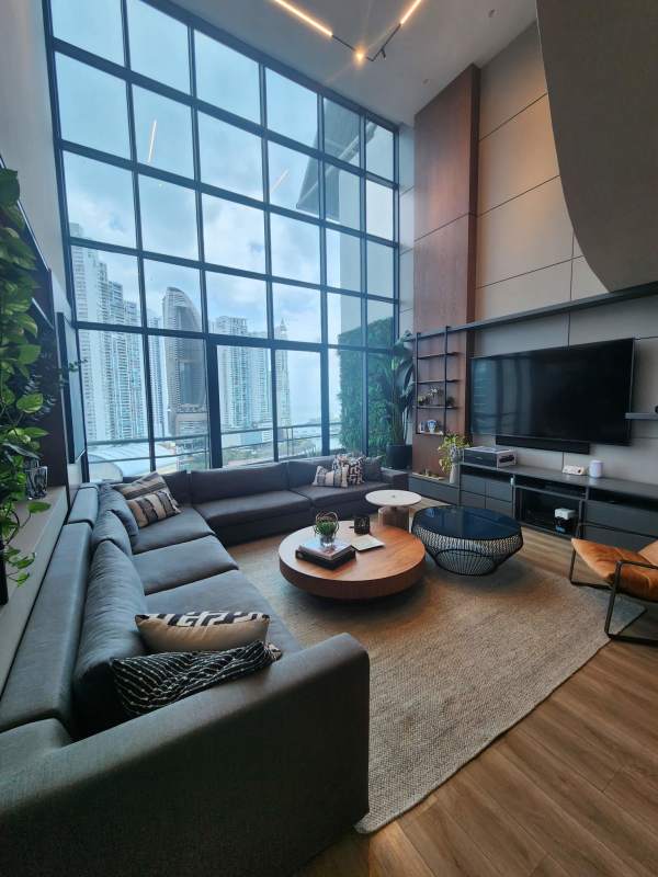 Contemporary dining space with panoramic city views large windows in PH Torre del Parque Punta Paitilla