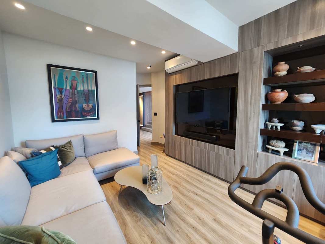 Modern family room with entertainment center built-in lighting in PH Torre del Parque Punta Paitilla