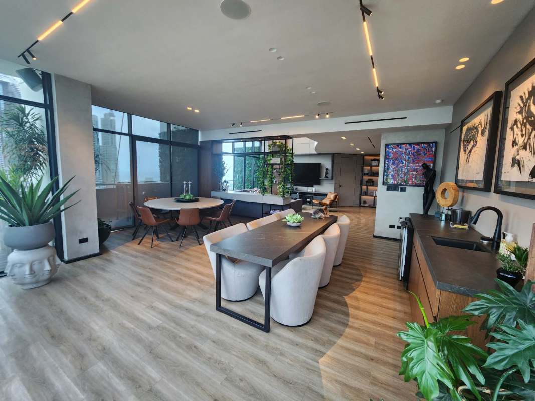 Modern open-plan apartment with large windows, city views, contemporary furnishings PH Torre del Parque Punta Paitilla