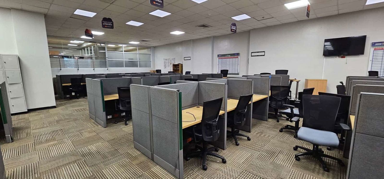 Large open-plan commercial office with cubicles in PH Banking Plaza Calle 50 Banking District Panama