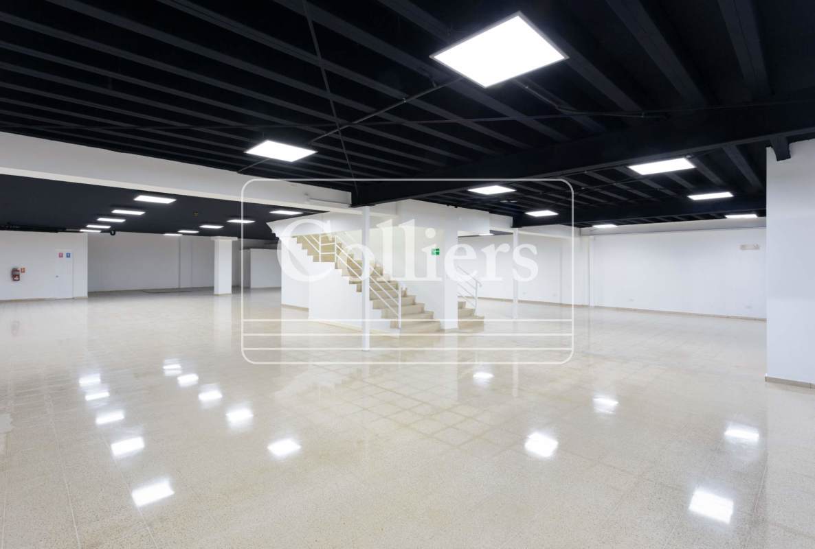 Spacious mezzanine retail or office open space with tile floors at Plaza Ágora Chanis Panama