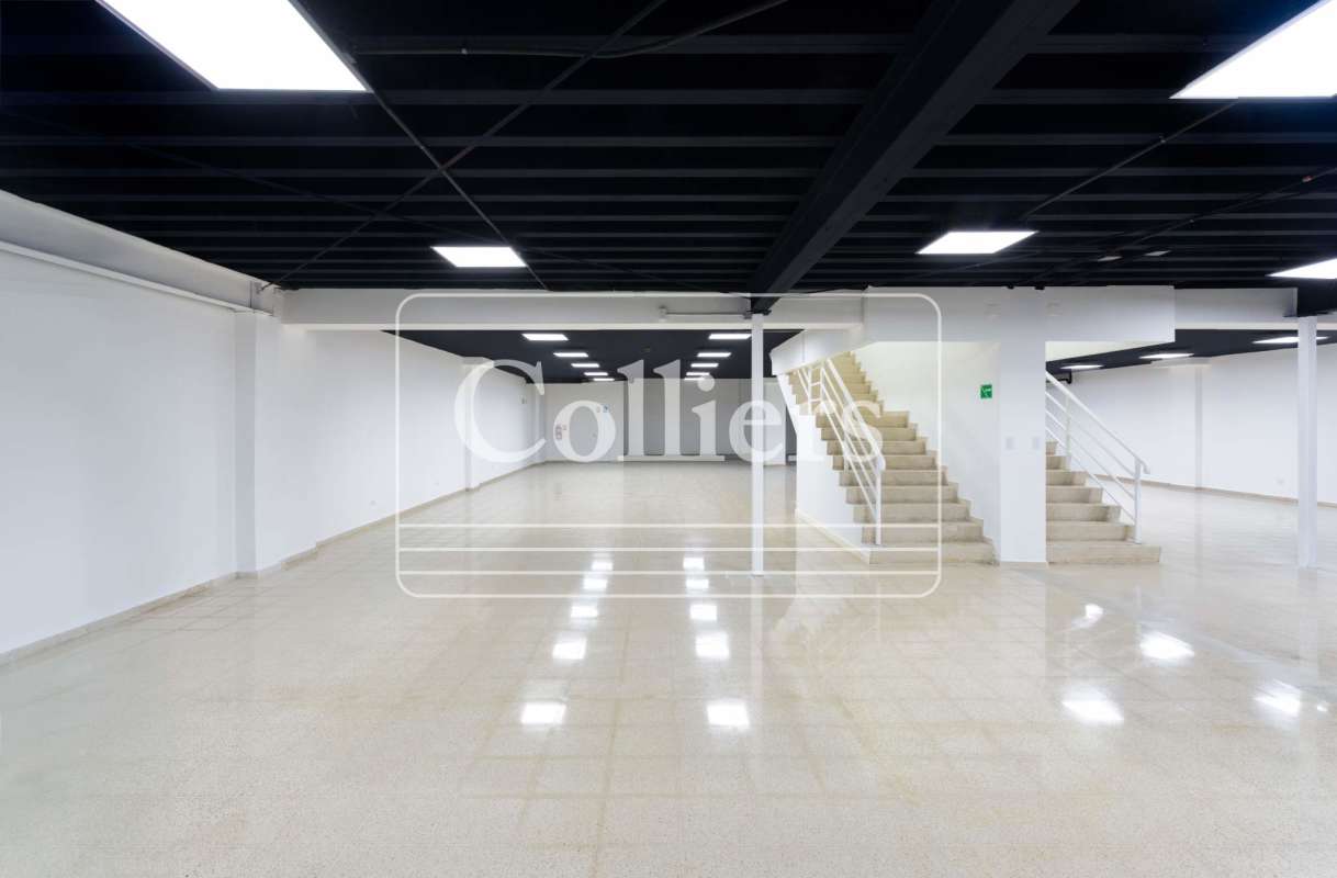 Large modern commercial open floor with polished tiles and black ceiling at Plaza Ágora Chanis Panama