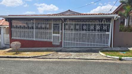 Bright living room with tiled flooring in remodeled house for sale in Green Village Arraiján Panama