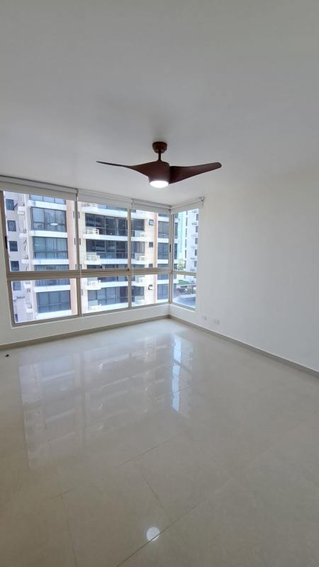 Bright master bedroom with built-in closet, split AC and ceiling fan PH San Francisco Panama City