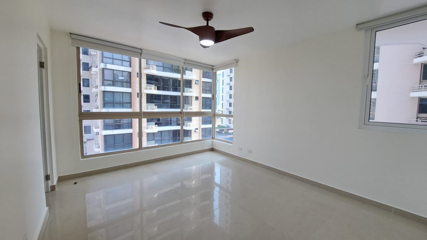 Secondary bedroom with split AC, ceiling fan, built-in closet in PH San Francisco Panama