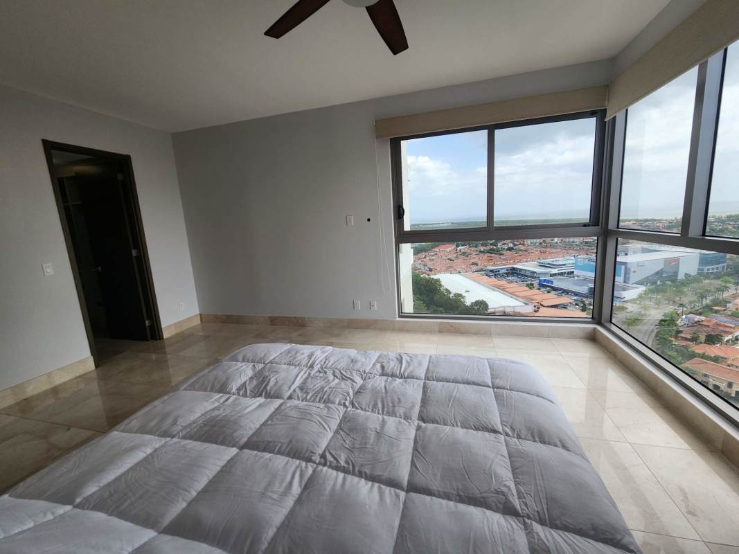 Luxurious entrance lobby with marble flooring, designer lighting at Green Garden in Santa María Panama